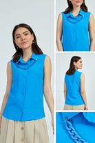 Camicia blu azzurro senza maniche di Moda-Mania con catenella nera rimovibile e dettagli accessoriati.