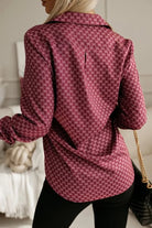 Camicia bordeaux in viscosa con fantasia fashion lettera GG e bottoni dorati, marca Moda-Mania, dettaglio elegante e alla moda