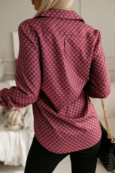 Camicia bordeaux in viscosa con fantasia fashion lettera GG e bottoni dorati, marca Moda-Mania, dettaglio elegante e alla moda