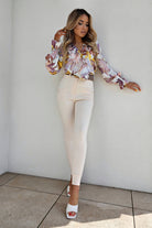 Camicia casual elegante Moda-Mania con fantasia floreale, scollo a V e dettagli di volants decorativi, tessuto leggero e femminile