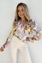Camicia casual elegante Moda-Mania con fantasia floreale, scollo a V e dettagli di volants decorativi, tessuto leggero e morbido.
