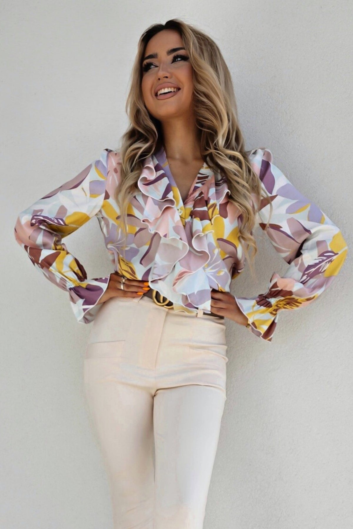 Camicia casual elegante Moda-Mania con fantasia floreale, scollo a V e dettagli di volants, tessuto leggero e femminile