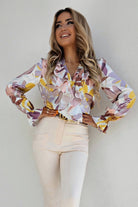 Camicia casual elegante Moda-Mania con fantasia floreale, scollo a V e dettagli di volants, tessuto leggero e femminile