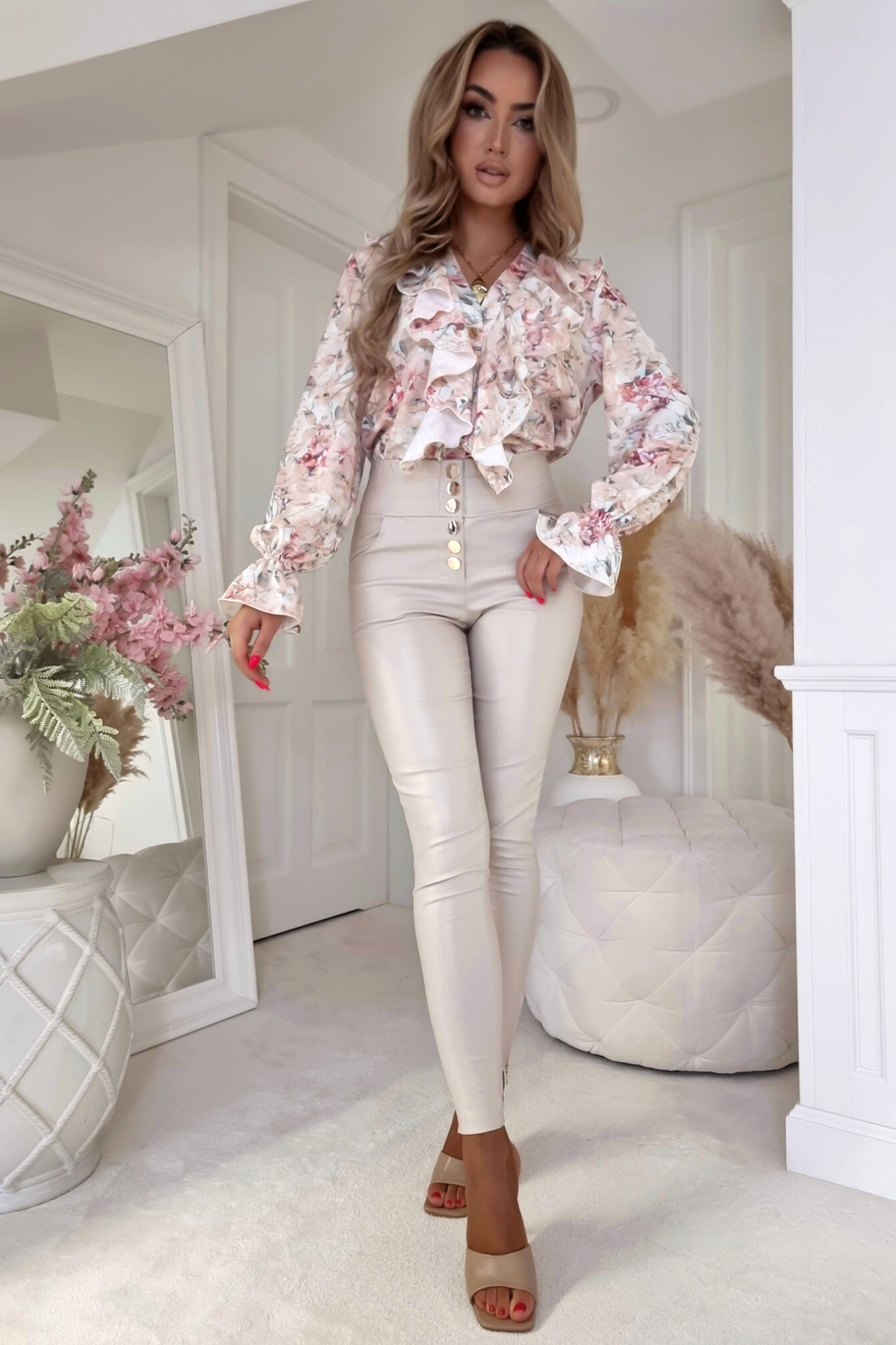 Camicia casual elegante Moda-Mania con fantasia floreale, scollo a V e dettagli di volants decorativi, tessuto leggero e femminile.