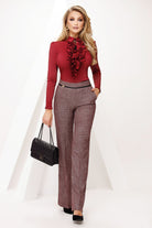 Pantaloni lunghi Fofy bordeaux a righe bianche, modello elegante a gamba larga e vita alta, visibili in questa immagine.