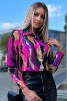 Camicie eleganti Moda-Mania con fantasia astratta fucsia, nero, viola e dettagli dorati con bottoni dorati.