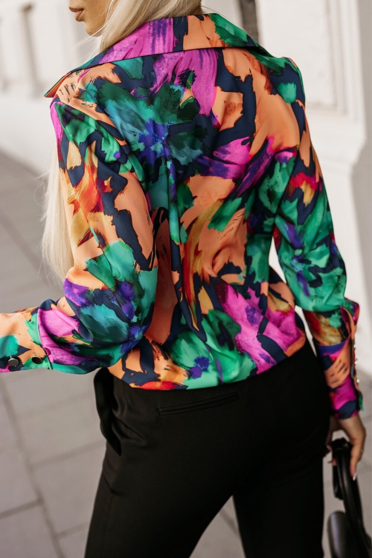 Camicia elegante Moda-Mania a fantasia astratta multicolore fucsia, arancione, viola e verde con bottoni dorati.