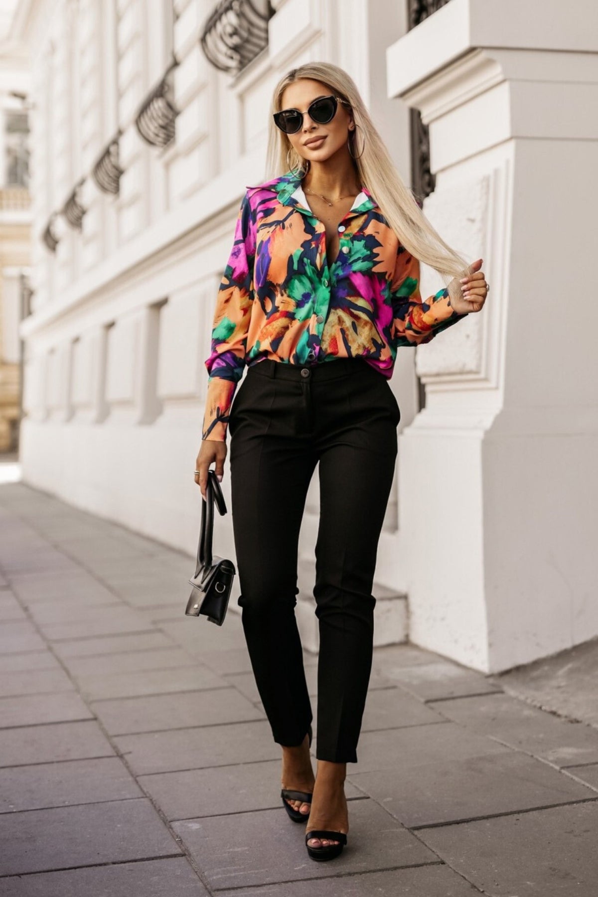 Camicia elegante Moda-Mania a fantasia astratta multicolore con bottoni dorati, in colori fucsia, arancione, viola e verde.