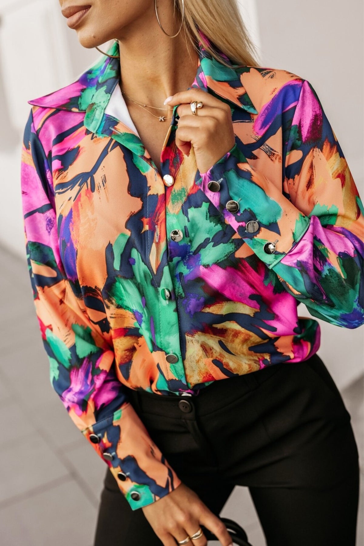 Camicia elegante Moda-Mania a fantasia astratta multicolore fucsia, arancione, viola e verde con bottoni dorati.