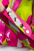Camicia elegante Moda-Mania con fantasia geometrica fucsia e giallo lime, bottoni dorati e taglio raffinato.
