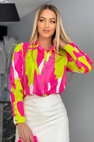 Camicia elegante Moda-Mania con fantasia geometrica fucsia e giallo lime, bottoni dorati, tessuto leggero e stile sofisticato.