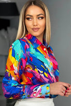Camicia elegante a fantasia multicolore blu celeste, giallo e arancione con bottoni dorati, marca Moda-Mania, modello casual e raffinato.