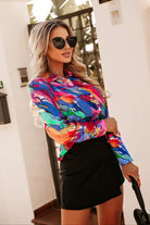 Camicia elegante Moda-Mania a fantasia multicolore blu celeste, giallo e arancione con bottoni dorati, tessuto leggero e stile raffinato.