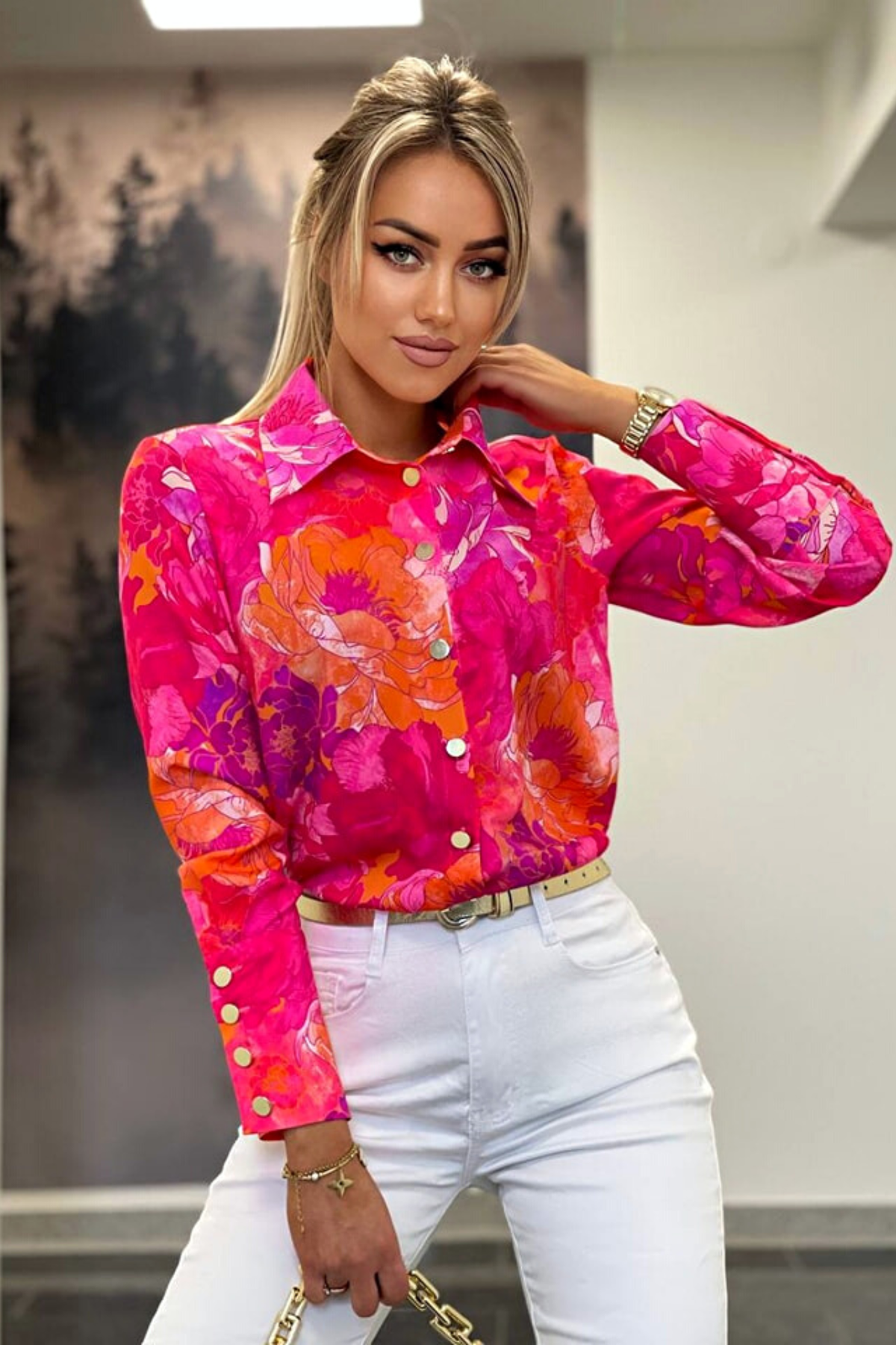 Camicie eleganti Moda-Mania arancione e fucsia con fantasia floreale e bottoni dorati, tessuto leggero e stile raffinato.