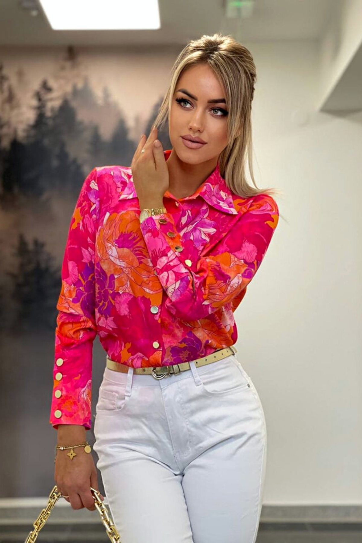 Camicia elegante Moda-Mania arancione e fucsia con fantasia floreale e bottoni dorati, tessuto leggero e dettaglio raffinato