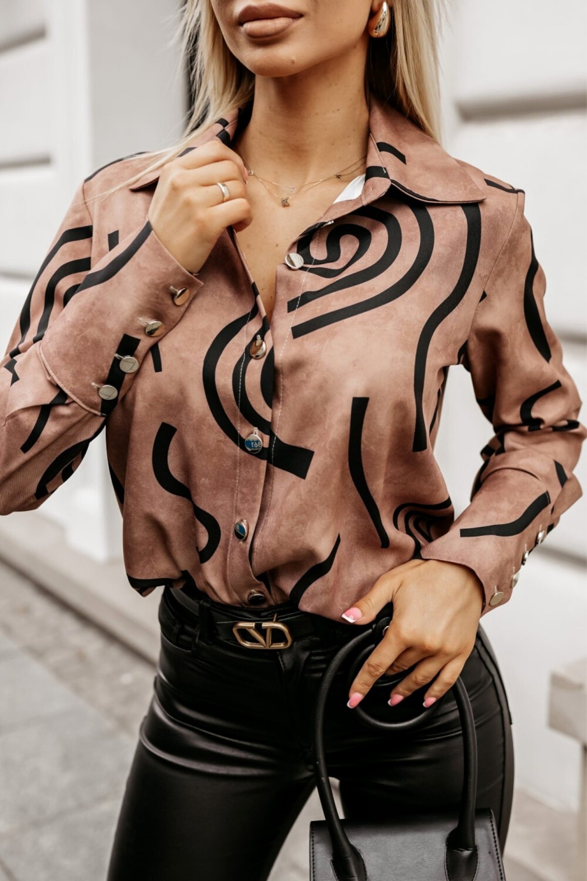Camicia elegante beige scuro con fantasia nera, bottoni dorati, da donna, marchio Moda-Mania, tessuto in cotone.