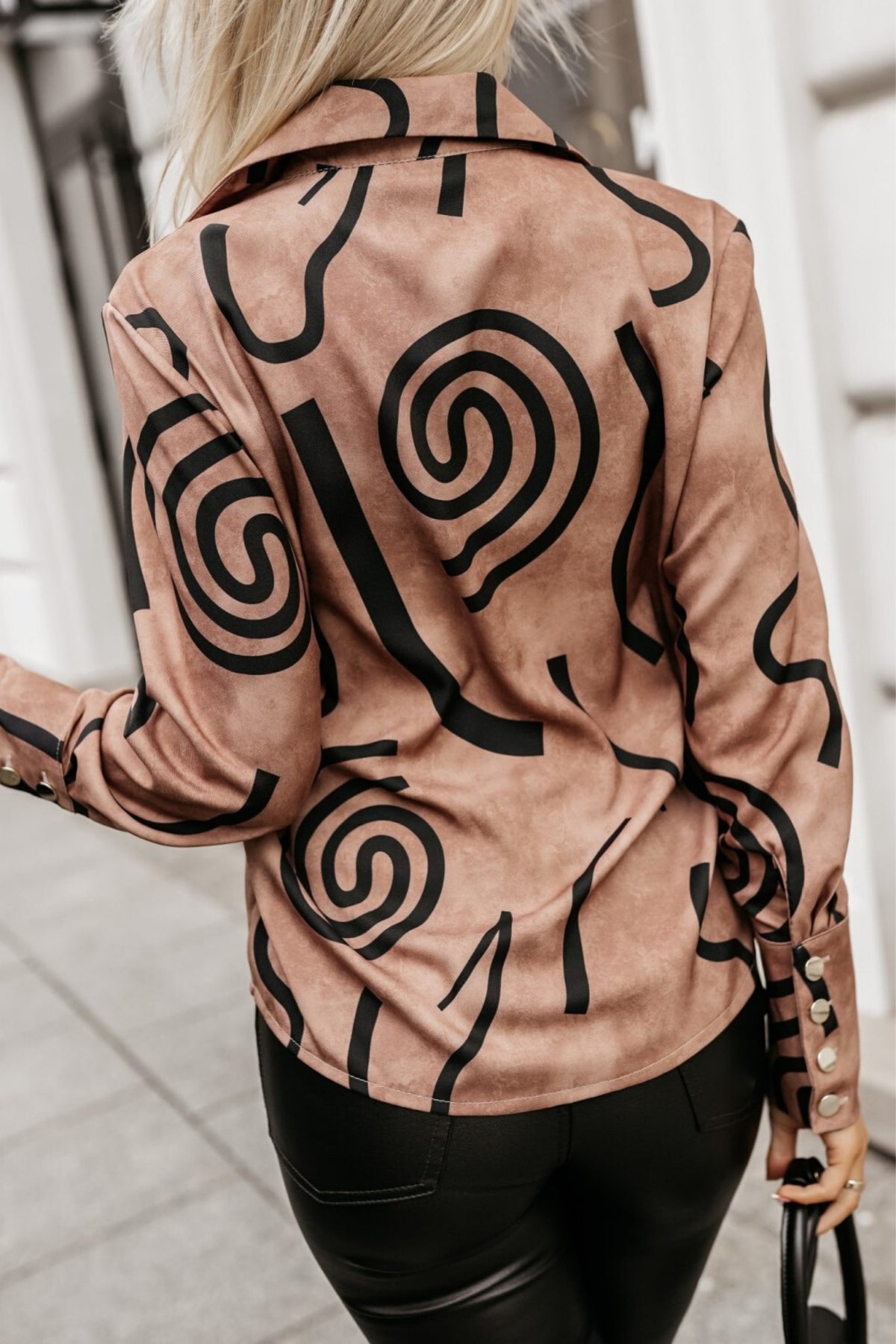Camicia elegante beige scuro con fantasia nera e bottoni dorati, marca Moda-Mania, dettaglio di colletto e bottoni frontali