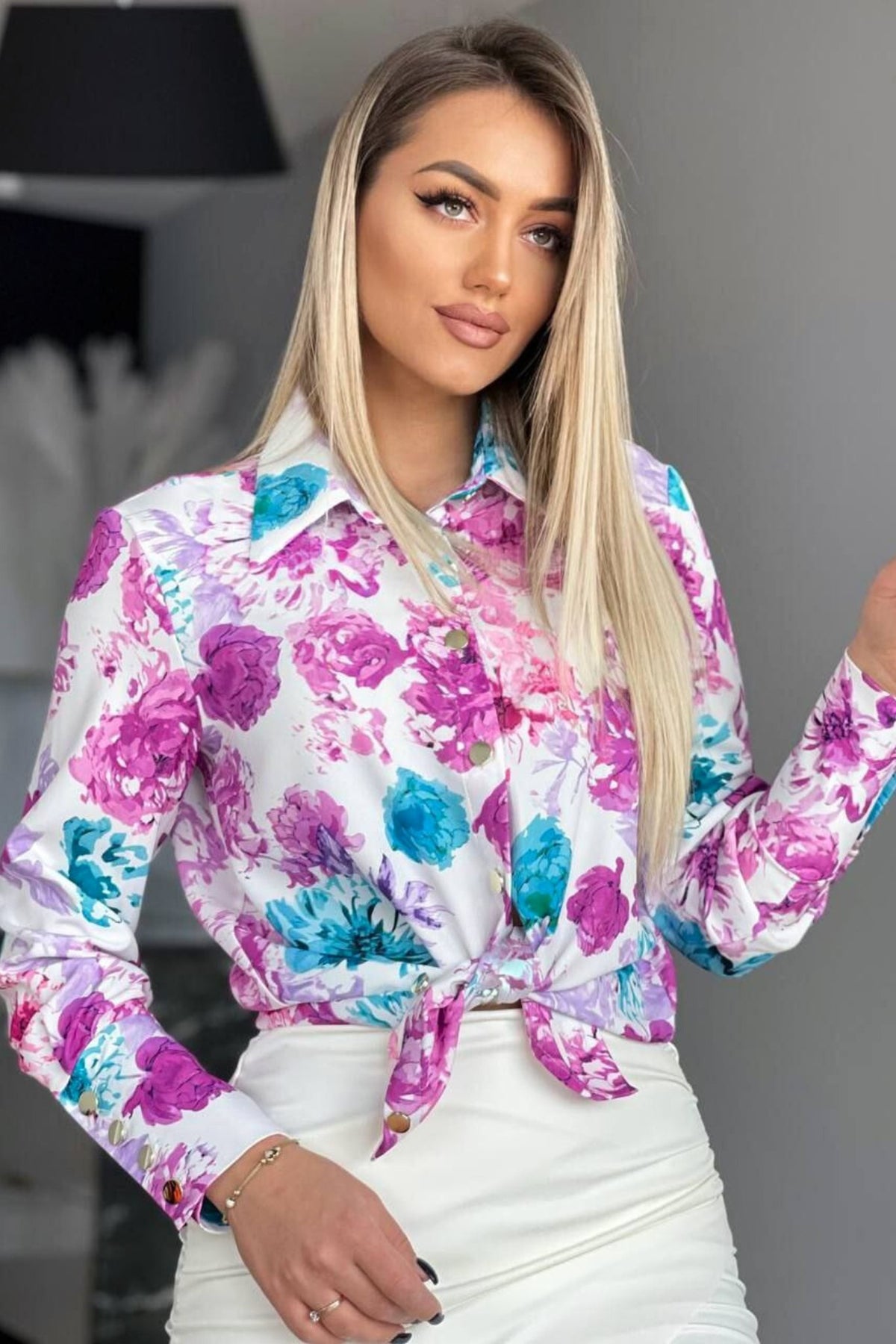 Camicie Moda-Mania elegante bianca con fantasia floreale turchese, magenta e viola, bottoni dorati, dettaglio di una camicia femminile.