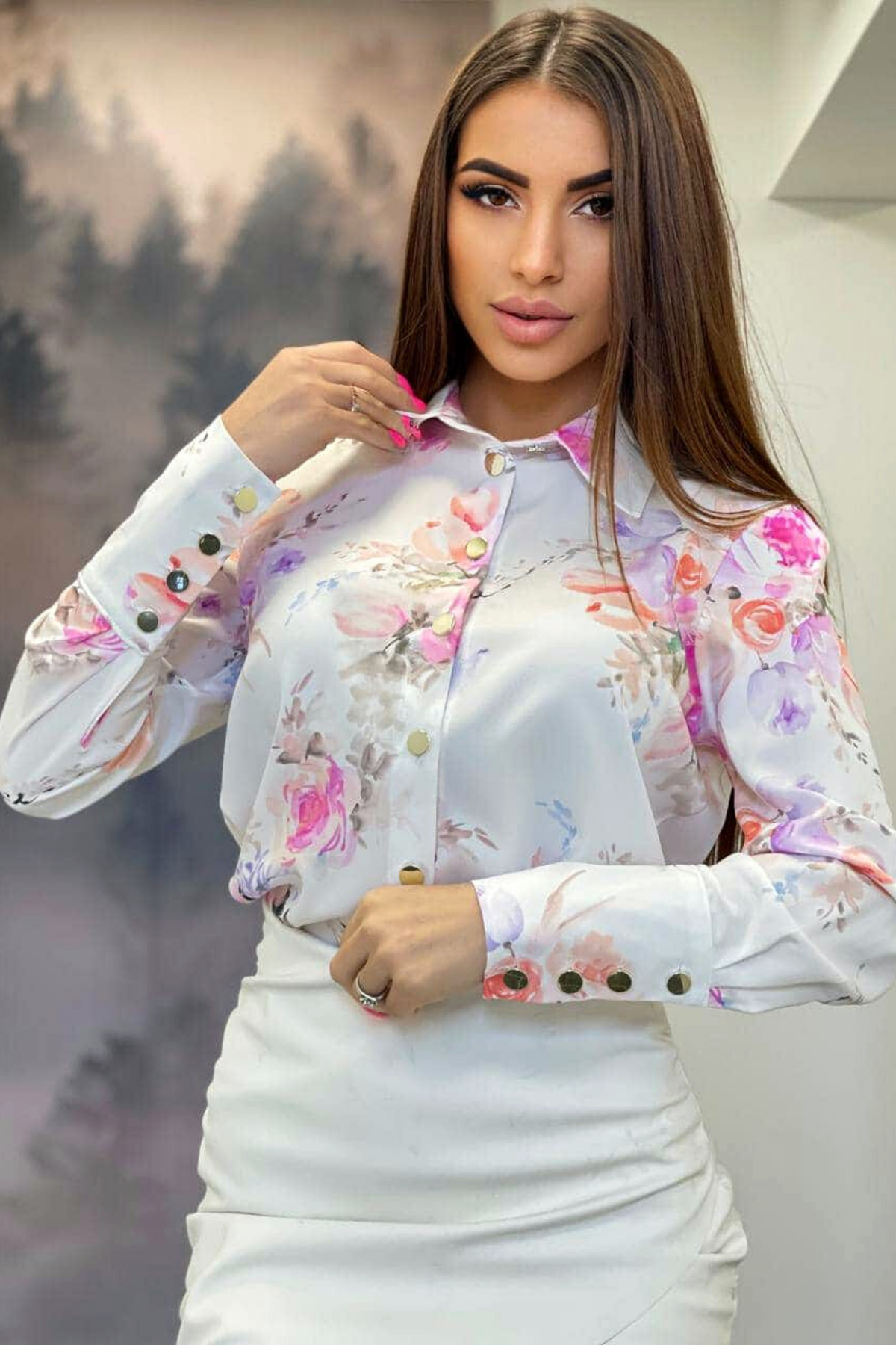 Camicia elegante bianca con fantasia floreale, dettagliata con bottoni dorati, brand Moda-Mania, tessuto morbido e stile raffinato