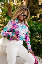 Camicia elegante bianca a fantasia floreale fucsia e verde turchese con bottoni dorati, marca Moda-Mania.