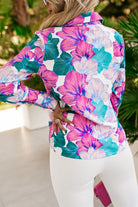 Camicia elegante bianca Moda-Mania con fantasia floreale fucsia e verde turchese e bottoni dorati, dettagli raffinati.