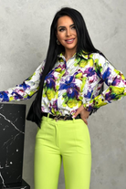 Camicia elegante bianca con fantasia floreale viola e verde lime, bottoni dorati, da donna, moda-mania