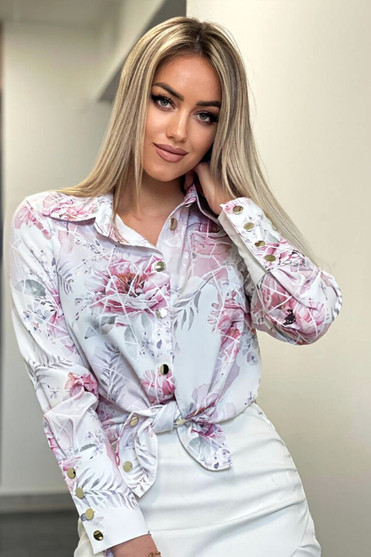 Camicia elegante bianca Moda-Mania con fantasia floreale rosa, bottoni dorati e dettagli raffinati, tessuto leggero e stile femminile
