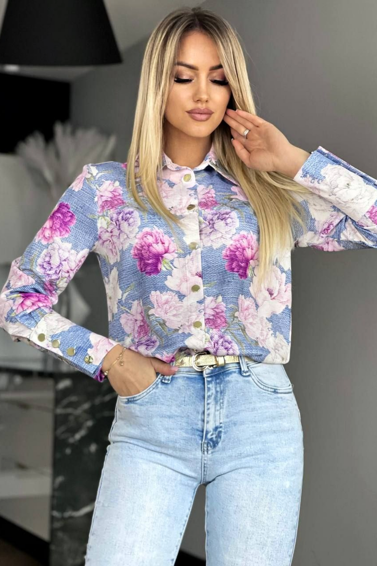Camicia elegante bianca Moda-Mania con fantasia floreale rosa e bottoni dorati, tessuto leggero e dettagli raffinati