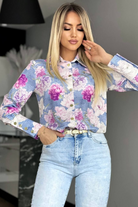 Camicia elegante bianca Moda-Mania con fantasia floreale rosa e bottoni dorati, tessuto leggero e dettagli raffinati