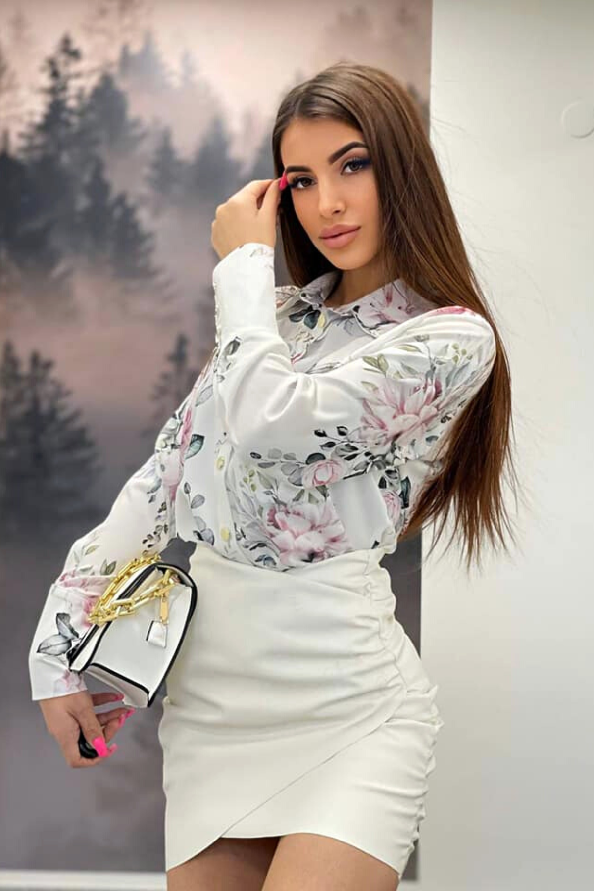 Camicia elegante bianca Moda-Mania con fantasia floreale rosa, foglie e bottoni dorati, tessuto leggero e dettagli raffinati.