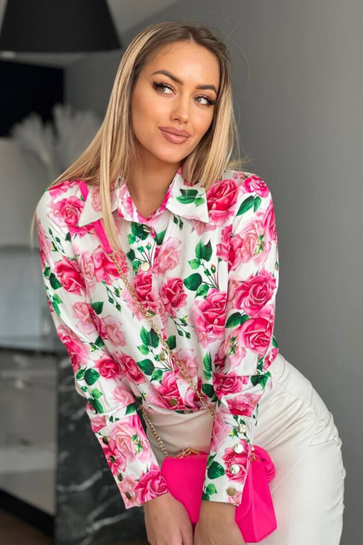 Camicia elegante bianca Moda-Mania con fantasia floreale rosa, dettagli di bottoni dorati, tessuto leggero e stile raffinato