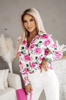 Camicia elegante bianca Moda-Mania con fantasia floreale rosa, bottoni dorati e dettagli raffinati, tessuto leggero e stile femminile