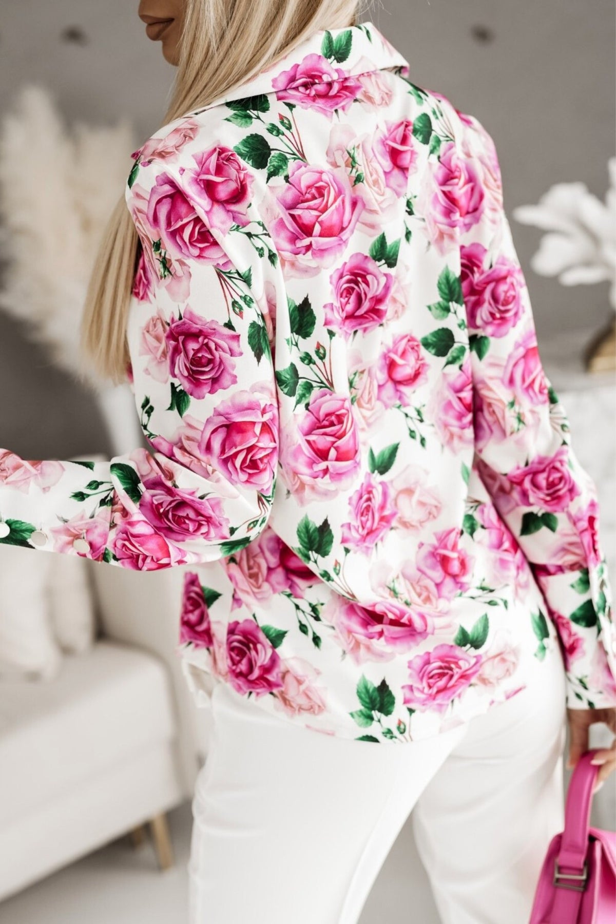 Camicia elegante bianca Moda-Mania con fantasia floreale rosa, dettagli di bottoni dorati e design femminile.