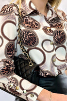 Camicia elegante bianca Moda-Mania con stampa a cerchi, motivo fashion e leopardato, tessuto leggero e stile raffinato.