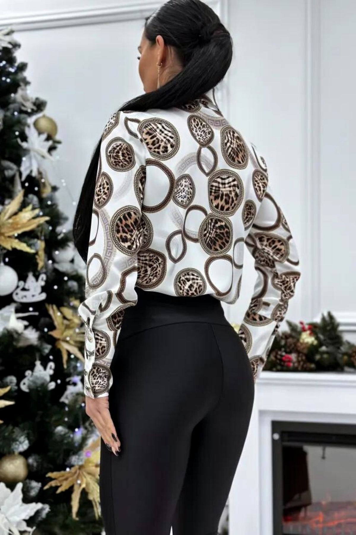 Camicia elegante bianca Moda-Mania con stampa a cerchi e motivo leopardato, tessuto raffinato e stile fashion.