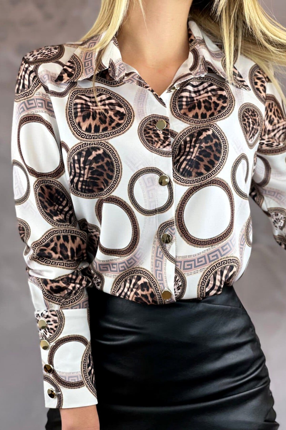 Camicia elegante bianca Moda-Mania con stampa a cerchi e motivo leopardato, tessuto raffinato e stile fashion.