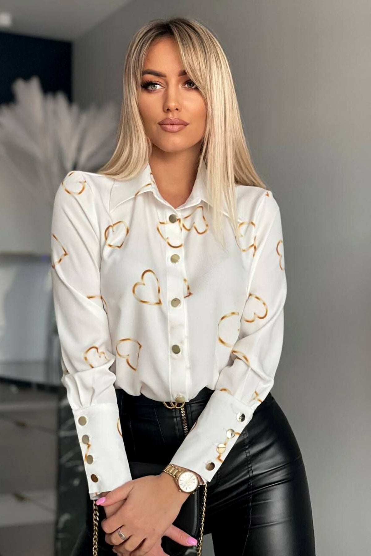 Camicia elegante bianca Moda-Mania con stampa cuori dorati e bottoni dorati, tessuto leggero e stile raffinato.