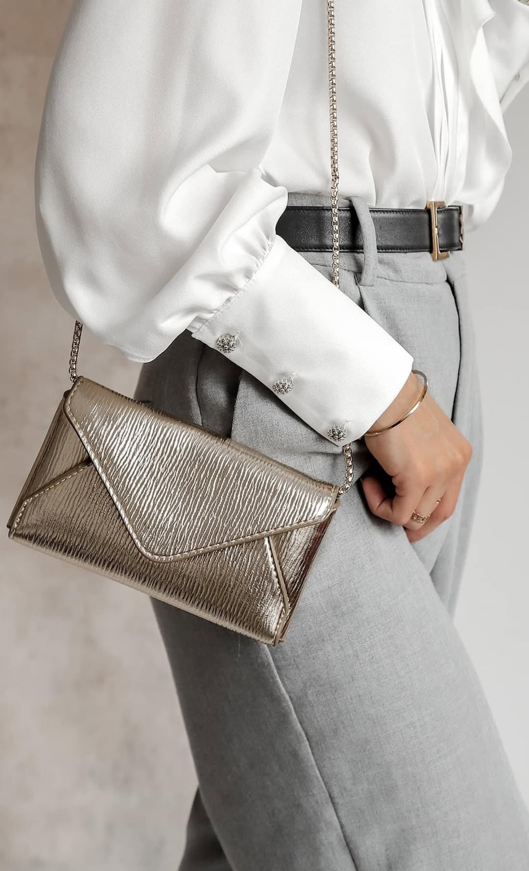 Camicia elegante bianca Moda-Mania con colletto asimmetrico, volant e bottoni gioiello, dettaglio di stile e raffinatezza.