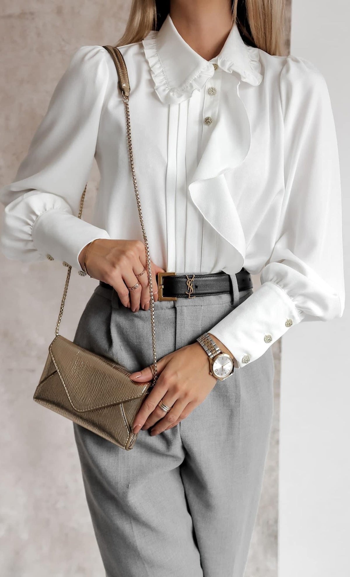 Camicia elegante bianca Moda-Mania con colletto asimmetrico, volant e bottoni gioiello, dettagli raffinati e stile sofisticato.
