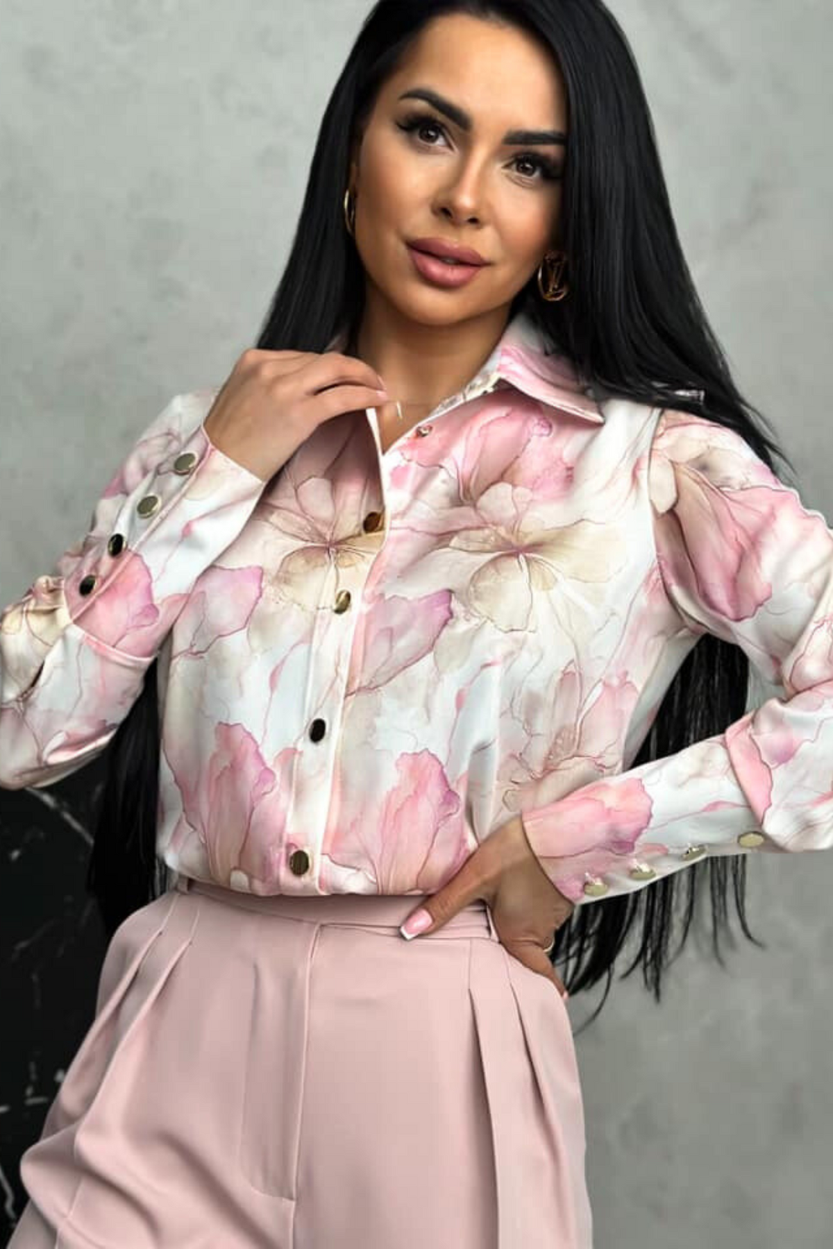 Camicia elegante bianco avorio con fantasia floreale rosa e beige, bottoni dorati, marca Moda-Mania, dettaglio di moda femminile