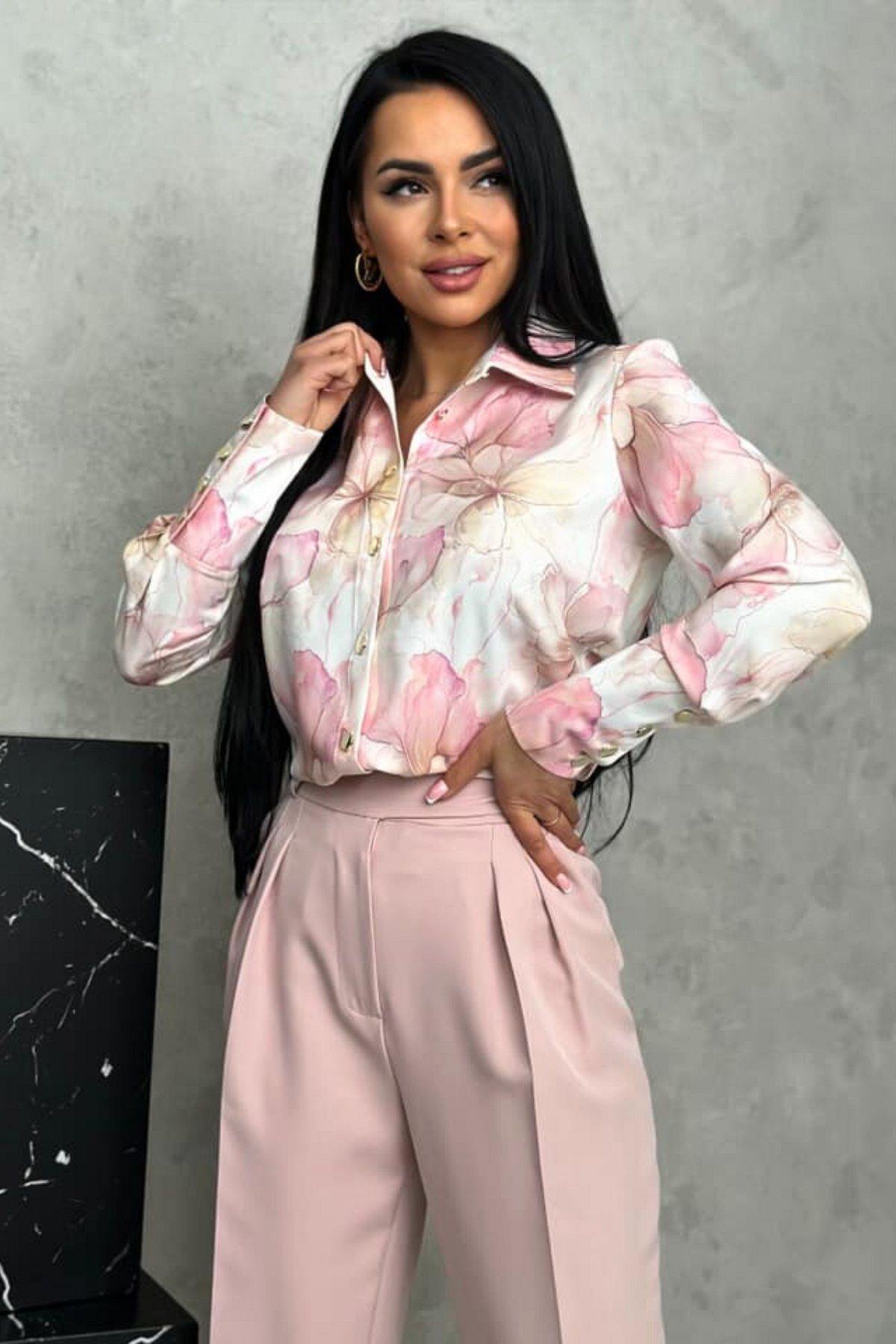 Camicia elegante bianco avorio con fantasia floreale rosa e beige, bottoni dorati, brand Moda-Mania, dettagli raffinati.