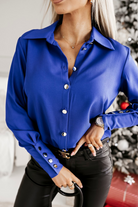 Camicia elegante blu elettrico Moda-Mania con polsini alti e bottoni dorati, tessuto morbido e taglio classico.