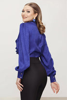 Camicia elegante blu elettrico Fofy a collo alto con jabout e spilla, dettagli raffinati e accessori di moda.