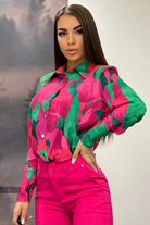 Camicia elegante Moda-Mania fucsia e verde chiaro a fantasia astratta con bottoni dorati, tessuto leggero e dettagli raffinati