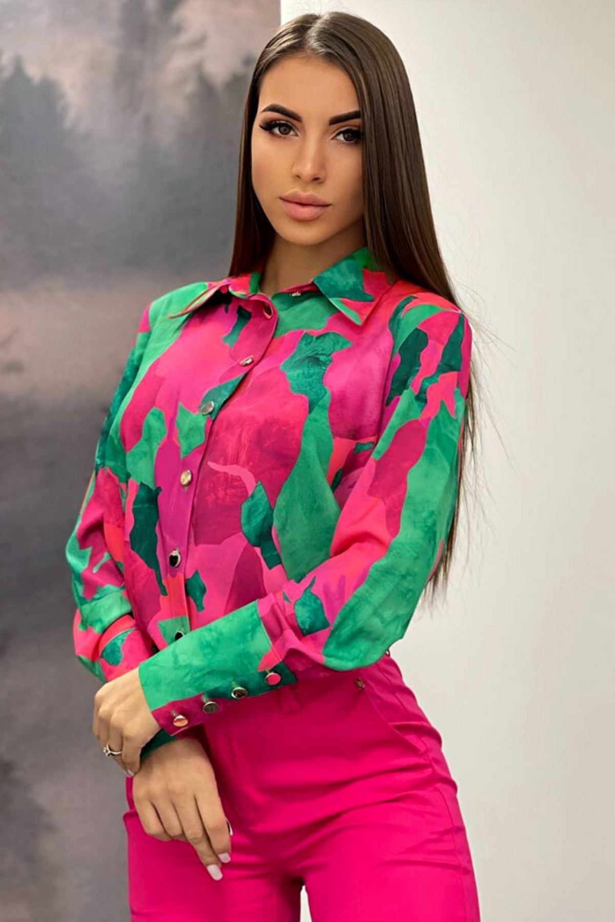 Camicia elegante Moda-Mania fucsia e verde chiaro a fantasia astratta con bottoni dorati, tessuto leggero e taglio classico.