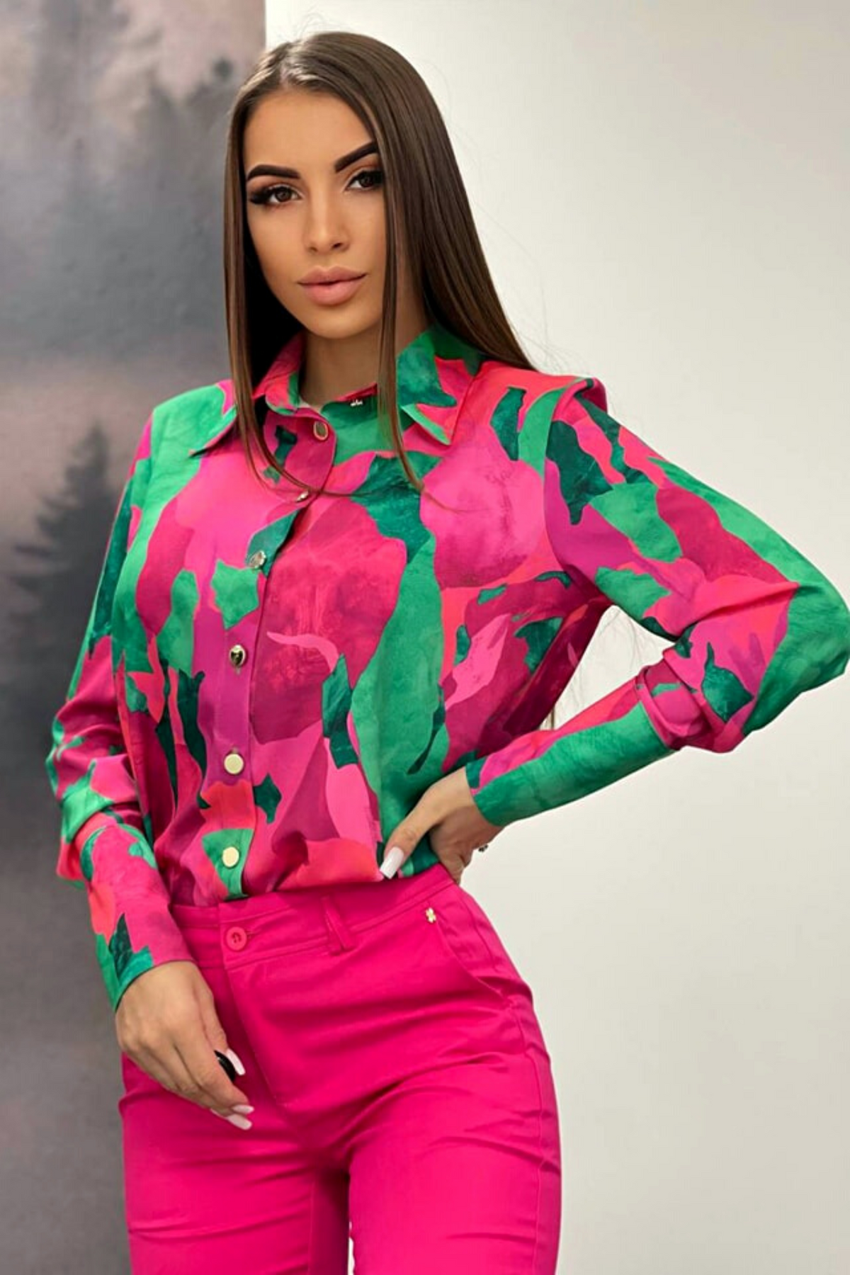 Camicia elegante Moda-Mania fucsia e verde chiaro a fantasia astratta con bottoni dorati, tessuto morbido e dettagli raffinati.