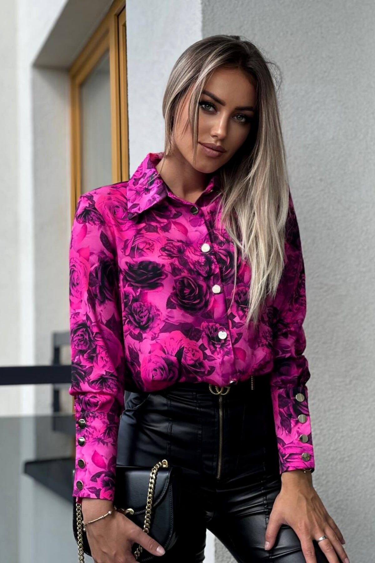 Camicia elegante fucsia magenta con fantasia floreale rosa e bottoni dorati, morbida e raffinata, per occasioni speciali.