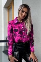 Camicia elegante fucsia magenta con fantasia floreale rosa e bottoni dorati, morbida e raffinata, per occasioni speciali.