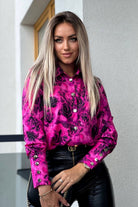 Camicia elegante fucsia magenta a fantasia floreale rosa con bottoni dorati, marca Moda-Mania, tessuto leggero e dettagli raffinati.