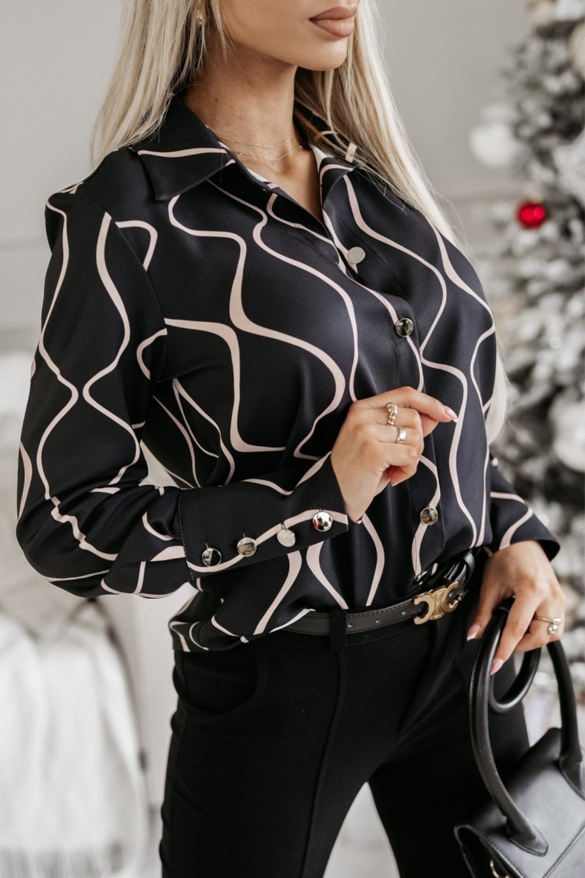 Camicia elegante nera con fantasia astratta beige, bottoni dorati, da donna, marca Moda-Mania, dettaglio di bottoni e tessuto.